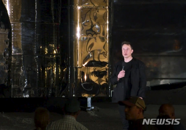 【브라운스빌(미 텍사스주)=AP/뉴시스】일론 머스크 미 스페이스X 최고경영자(CEO)가 28일 텍사스주 브라운스빌의 스페이스X 발사장에서 태양계 어디든 왕복할 수 있게끔 설계된 새 우주선 '스타십'을 공개하면서 연설하고 있다. 2019.9.29