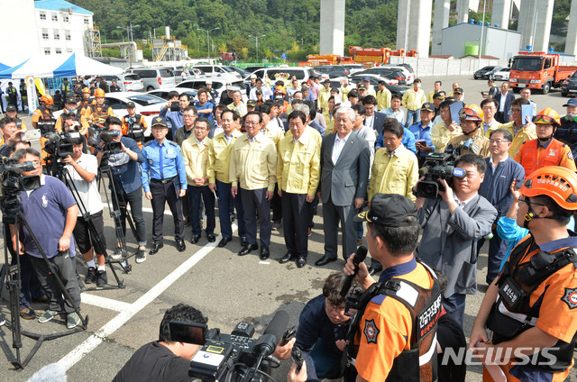 【울산=뉴시스】배병수 기자 = 진영 행정안전부 장관이 29일 오전 울산시 동구 염포부두를 방문해 지난 28일 발생한 석유제품운반선 폭발 화재 현장에서 소방관계자로부터 브리핑을 듣고 있다. 2019.09.29. bbs@newsis.com