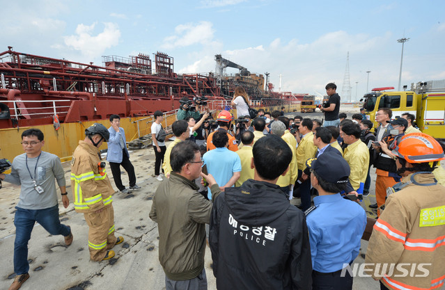 【울산=뉴시스】배병수 기자 = 진영 행정안전부 장관이 29일 오전 울산시 동구 염포부두를 방문해 지난 28일 발생한 석유제품운반선 폭발 화재 현장을 둘러보고 있다. 2019.09.29.   bbs@newsis.com