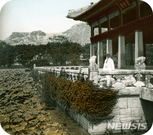 【서울=뉴시스】경회루에 서 있는 보조끼 데죠. 2019.09.30. (사진=서울시 제공)