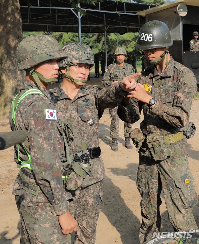 【서울=뉴시스】30일 육군훈련소를 방문한 서욱 육군참모총장(왼쪽 두번째)이 수류탄투척 훈련장에서 훈련병을 격려하며 지도하고 있다. 2019.09.30 (사진=대한민국 육군 제공) photo@newsis.com