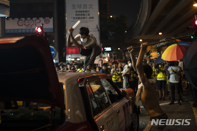 【홍콩=뉴시스】10월1일 중국 국경절을 앞둔 29일 홍콩에서 격렬한 반중 시위가 열렸다. 경찰과의 대치가 이어진 가운데 일부 시위 참가자가 택시를 부수고 있다. 09.29.