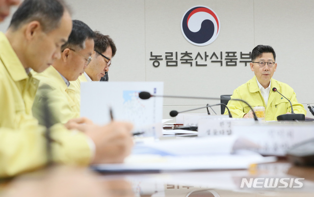 【세종=뉴시스】강종민 기자 = 김현수 농림축산식품부 장관이 30일 오전 정부세종청사 아프리카돼지열병(ASF) 방역상황실에서 열린 상황점검회의에서 방역대책을 점검하고 있다. 2019.09.30.&nbsp; ppkjm@newsis.com