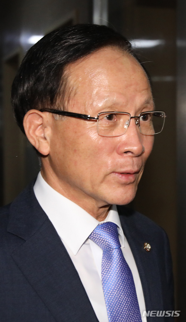 【서울=뉴시스】이종철 기자&nbsp; = 주미대사 내정자인 이수혁 더불어민주당 의원이 30일 서울 여의도 국회에서 문희상 국회의장에게 이임인사를 한뒤 떠나고 있다. 2019.09.30.jc4321@newsis.com