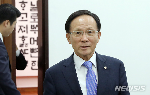 【서울=뉴시스】이종철 기자 = 이수혁 주미대사가 지난해 9월30일 서울 여의도 국회에서 문희상 국회의장에게 이임인사를 한뒤 의장실을 나오고 있다. 2019.09.30. jc4321@newsis.com