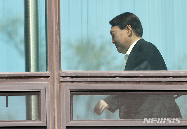 【서울=뉴시스】홍효식 기자 = 윤석열 검찰총장이 30일 오후 서울 서초구 대검찰청에서 점심식사를 하기 위해 구내식당으로 향하고 있다. 2019.09.30.&nbsp; yesphoto@newsis.com