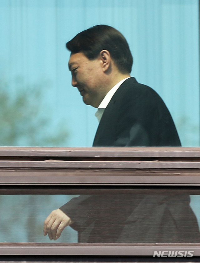 【서울=뉴시스】홍효식 기자 = 윤석열 검찰총장이 30일 오후 서울 서초구 대검찰청에서 점심식사를 하기 위해 구내식당으로 향하고 있다. 2019.09.30. yesphoto@newsis.com
