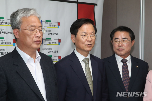 【서울=뉴시스】 고승민 기자 =대안정치연대 천정배 의원이 9월30일 서울 여의도 한 사무실에서 열린 대안정치 창당준비기획단 사무실 현판식에서 인사말 하고 있다. 2019.09.30. photo@newsis.com