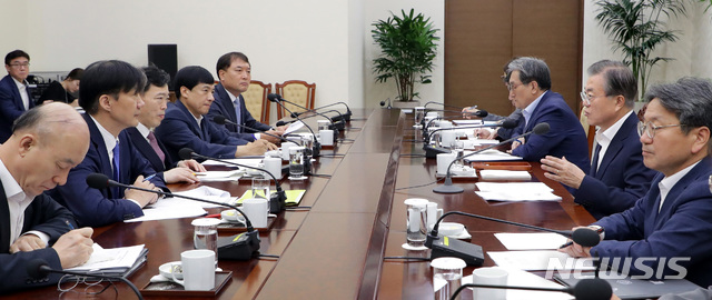 【서울=뉴시스】 박영태 기자 = 문재인 대통령이 30일 오전 청와대 여민관 소회의실에서 법무부로부터 업무보고를 받고 있다. 2019.09.30.(사진=청와대 제공) photo@newsis.com