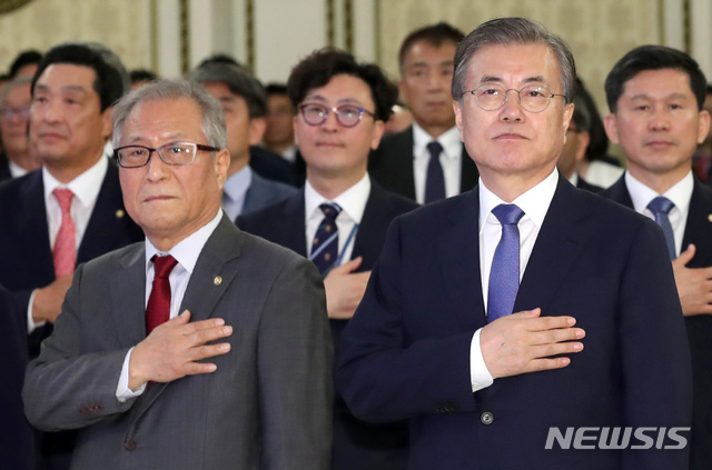 【서울=뉴시스】 박영태 기자 = 문재인 대통령이 30일 청와대 영빈관에서 열린 제19기 민주평화통일자문회의 출범식에서 국기에 경례하고 있다. 2019.09.30.since1999@newsis.com