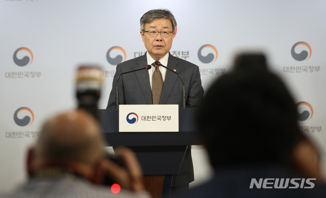 【서울=뉴시스】이재갑 고용노동부 장관. (사진=뉴시스 DB)