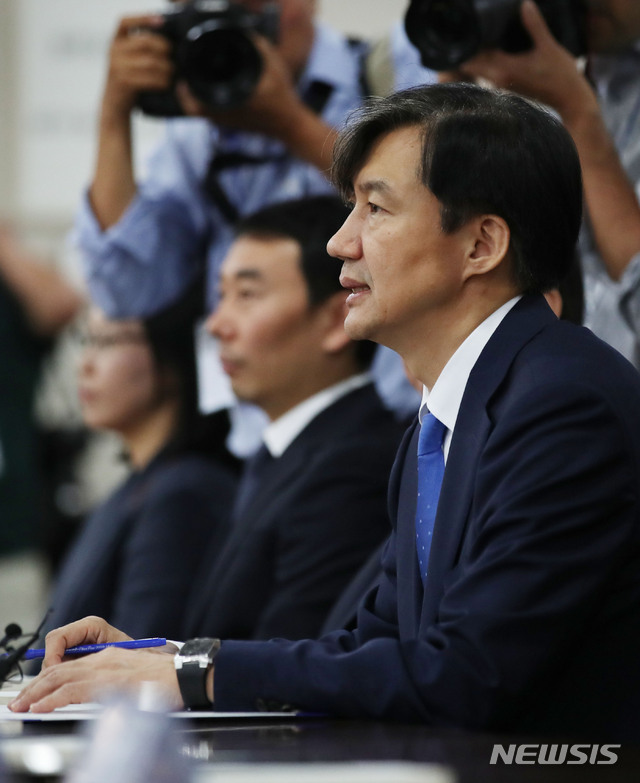 [과천=뉴시스]김진아 기자 = 조국 법무부 장관이 지난해 9월30일 경기 정부과천청사 법무부에서 열린 제2기 법무·검찰개혁위원회 발족식에서 인사말을 하고 있다. 2019.09.30. bluesoda@newsis.com