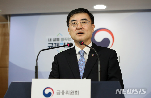 【서울=뉴시스】김선웅 기자 = 손병두 금융위원회 부위원장이 30일 오후 서울 종로구 정부서울청사에서 서민형 안심전환대출 신청결과 및 향후 계획을 발표하고 있다. 금융위원회는 2주간의 신청기간 중 약 63.5만건, 73.9조원이 접수됐으며 향후 20년간 매년 최대 3300억원의 가계부채 감축효과 및 19년 분할상환 목표치(55%) 달성이 예상되며 27만명에게 1인당 연 75만원(총 2000억원)의 이자 부담 경감 효과가 발생할 것으로 기대한다고 밝혔다. 2019.09.30.&nbsp; mangusta@newsis.com