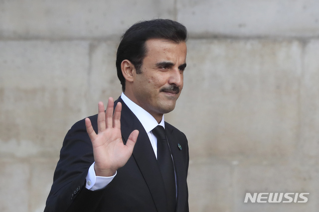 [파리=AP/뉴시스]세이크 타밈 빈 하마드 알 타니 카타르 국왕이 지난 9월30일 파리의 생 술피스 교회에 도착하고 있다. 알 타니 국왕이 살만 빈 압델라지즈 알 사우드 사우디아라비아 국왕으로부터 10일 리야드에서 열리는 걸프협력회의(GCC) 제40차 정상회담에 참석해 달라는 초청을 받았다고 카타르 통신(QNA)이 3일(현지시간) 보도했다. 2019.12.4