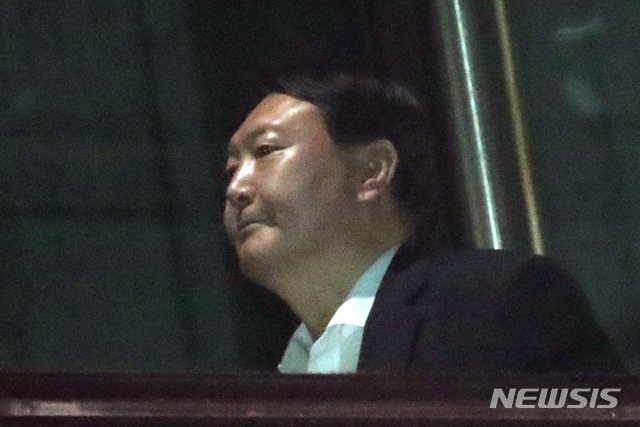 【서울=뉴시스】 전진환 기자 = 윤석열 검찰총장이 30일 오후 신임 검자장들과의 만찬을 위해 서울 서초구 대검찰청에서 구내식당으로 향하고 있다. 2019.09.30.&nbsp; amin2@newsis.com