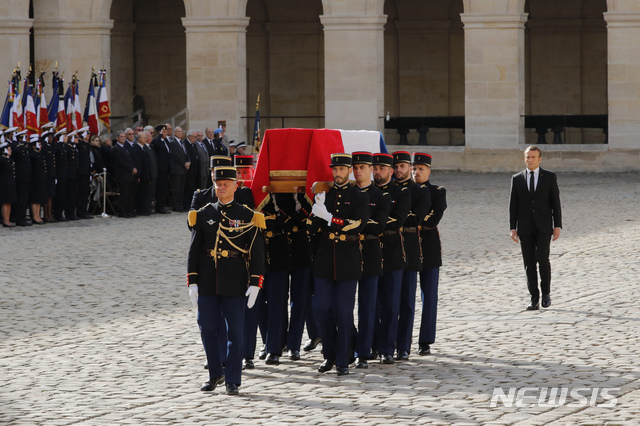 마크롱 대통령이 30일 군사박물관 중정에서 고 시라크 대통령의 관 뒤를 따르고 있다. 고인은 이틀 동안 머문 이곳에서 장례식장은 성당으로 옮겨졌다 AP