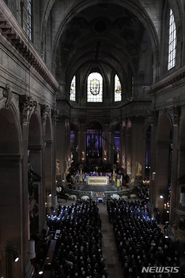 2000명의 고위인사와 가족틴지들이 참석한 가운데 시라크 전대통령의 영결식이 셍쥘피스 성당에서 거행되고 있다&nbsp;&nbsp;&nbsp; AP