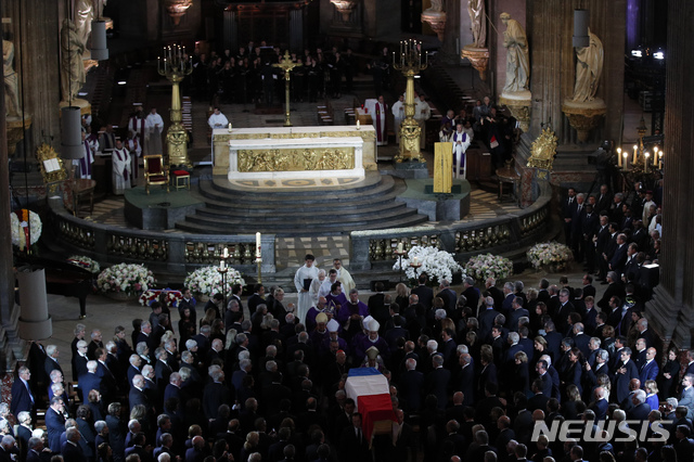 【파리=AP/뉴시스】 30일(현지시간) 프랑스 파리 생 쉴피스 성당으로 자크 시라크 전 대통령의 관이 옮겨졌다. 국장으로 진행된 이날 장례에 세계 각국의 정상 30여명과 약 2000명의 조문객이 참석해 그의 마지막 길을 배웅했다. 2019.9.30.