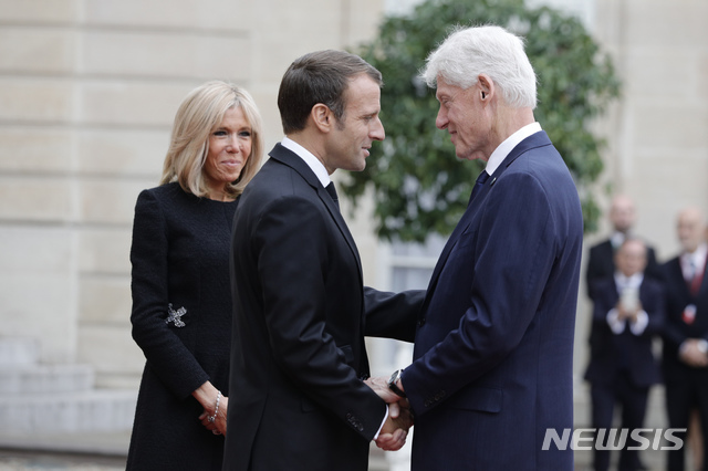 【파리=AP/뉴시스】 30일(현지시간) 자크 시라크 전 프랑스 대통령의 장례에 참석하기 위해 파리 생 쉴피스 성당을 찾은 빌 클린턴 전 미국 대통령이 에마뉘엘 마크롱 프랑스 대통령과 인사를 나누고 있다. 2019.9.30. 
