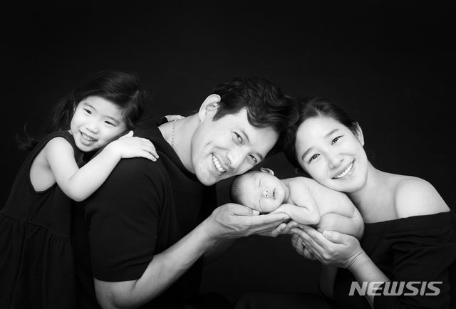 【서울=뉴시스】사진가 MAY KIM의 아기, 가족 사진전 ‘Forgiveness(용서)’ 작품. 사진은 캐논갤러리 제공. 201.10.01.