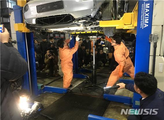 【진주=뉴시스】 배터리 거치용 JACK을 설치하고 배터리를 안전하게 분리하는 작업을 진행중이다.