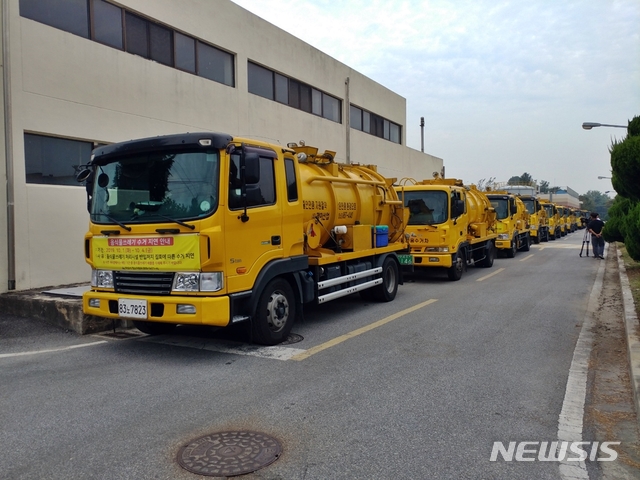 【익산=뉴시스】 강명수 기자 =전북 익산시 동산동 주민들이 1일 음식물쓰레기 처리업체에서 쓰레기 반입 저지에 나서자 수거차량들이 인근 익산공공하수처리시설에서 대기하고 있다. 2019.10.01. smister@newsis.com