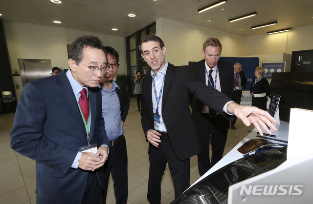 【전주=뉴시스】 영국을 방문중인 송하진 전북도지사는 현지시간 9월 30일 한국탄소융합기술원과 영국 국립복합재료센터(NCC)와의 협약식에 참관했다. photo@newsis.com