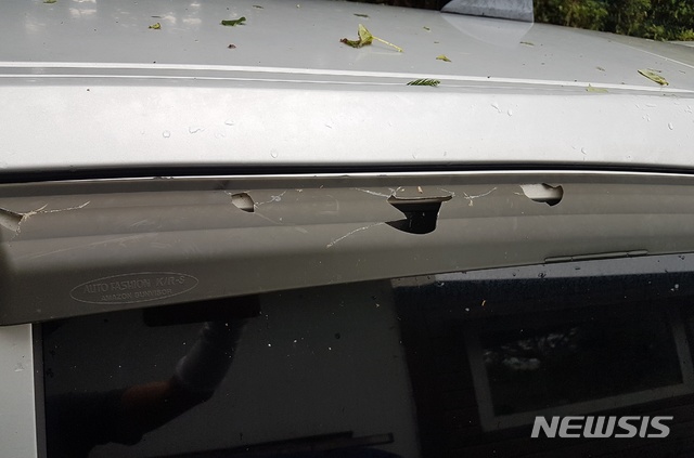 【제주=뉴시스】강경태 기자 = 지난달 30일 밤 제주시 구좌읍 세화리에 떨어진 우박으로 주차된 자동차의 썬바이저가 깨졌다. 2019.10.01. (사진=독자 정의준씨 제공)&nbsp; ktk2807@newsis.com 
