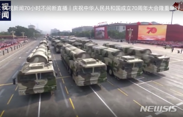 【서울=뉴시스】 중국 베이징 톈안먼 광장에서 1일 열린 신중국 70주년 기념 열병식에 둥펑-31 대륙간탄도미사일(ICBM)이 선보이고 있다. <사진출처: CCTV> 2019.10.01 