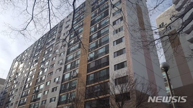 【서울=뉴시스】김가윤 기자 = 서울 동대문구 청량리동 234-2 현대 3동 407호가 경매에 나왔다. 1987년 6월 준공된 3개동 241세대 단지로 해당 물건은 15층 중 4층이다. 전용면적은 129㎡다. 2019.10.07 (제공=지지옥션) yoon@newsis.com