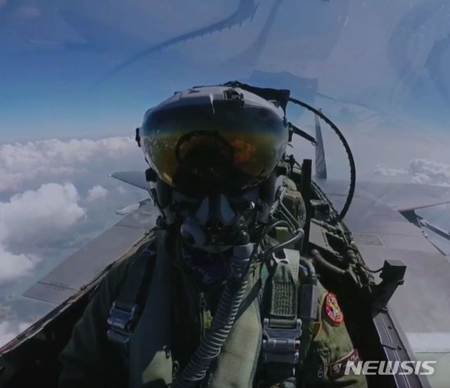 【서울=뉴시스】1일 국군의 날 기념식에서 비상출격해 관제센터와 교신하고 있는 공군 F-15K 조종사 모습. (사진=KBS 캡처) photo@newsis.com