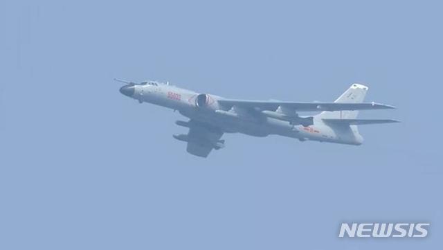 【서울=뉴시스】 중국 베이징 톈안먼 광장에서 1일 열린 신중국 70주년 기념 열병식에 최신예 전략폭격기 훙(轟)-6N이 최초로 선보이고 있다. <사진출처: CCTV 캡쳐> 2019.10.01