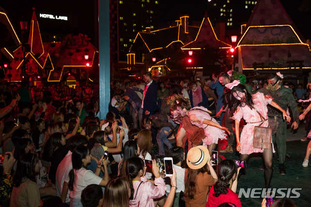 【서울=뉴시스】롯데월드 어드벤처의 '호러 할로윈 - 통제구역 M'