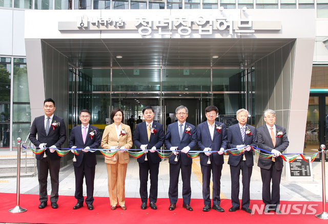 【서울=뉴시스】(왼쪽 두번째부터)문창용 한국자산관리공사(캠코) 사장, 박영선 중소벤처기업부 장관, 구윤철 기획재정부 차관, 강태웅 서울시 행정부시장, 이종구 산업통상자원중소벤처위원회 위원장, 이정우 한국장학재단 이사장이 1일 서울 강남구 나라키움 역삼A빌딩에서열린 '나라키움 청년창업허브 개관식'에서 기념촬영을 하고 있다. (사진= 한국자산관리공사 제공) 2019.10.01. photo@newsis.com