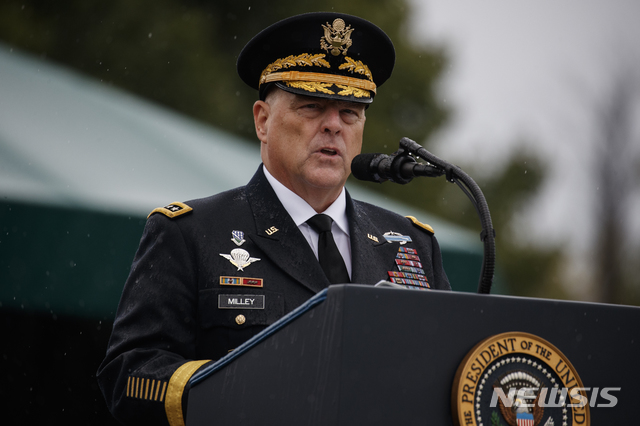 【버지니아=AP/뉴시스】마크 밀리 미국 합참의장은 10일(현지시간) ABC뉴스 '디스위크'에 출연해 시리아에 주둔하는 미군의 규모는 "확실하게 1000명은 넘지 않는다"며 500~600명으로 예상한다고 말했다. 사진은 지난9월30일 버지니아의 공군기지에서 연설 중인 일리 의장의 모습. 2019.11.11.