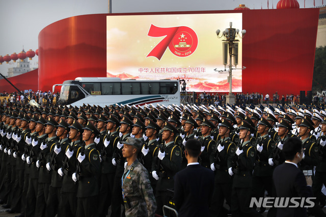 【베이징=AP/뉴시스】1일 베이징 톈안먼광장에서 건국 70주년 열병식에 참여하는 군인들이 대기하고 있다. 2019.10.01