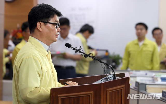 【세종=뉴시스】강종민 기자 =오순민 농림축산식품부 방역정책국장이 1일 오전 정부세종청사에서 아프리카돼지열병 방역 추진 현황을 브리핑하고 있다. 2019.10.01.&nbsp; ppkjm@newsis.com