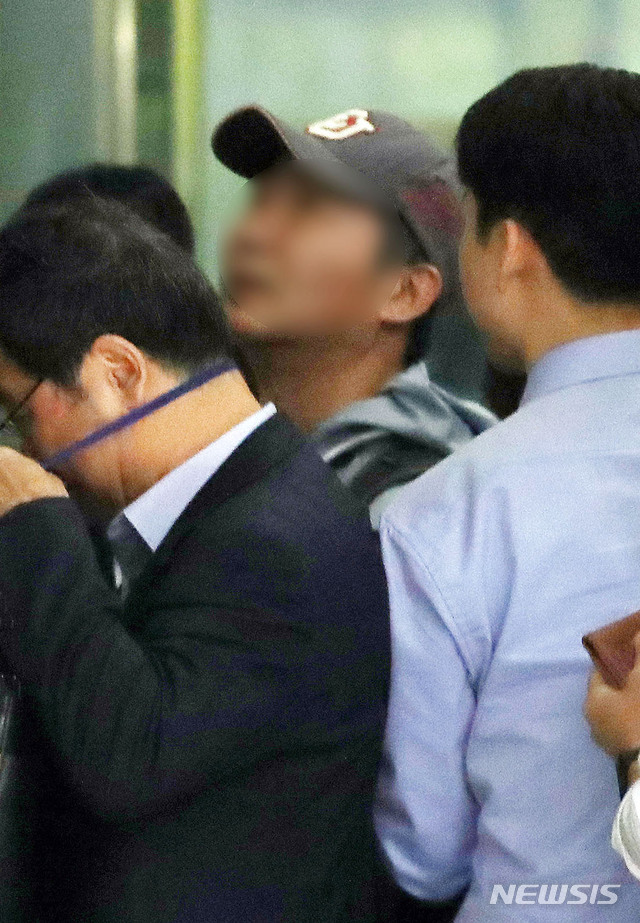 【서울=뉴시스】 박미소 기자 = 조국 법무부 장관의 동생 조모씨가 검찰 소환에 출석하기 위해 1일 오전 서울 서초구 서울중앙지방검찰청으로 들어서고 있다. 2019.10.01.&nbsp; misocamera@newsis.com