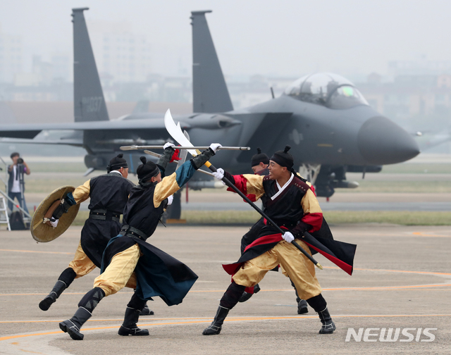 【대구=뉴시스】 박영태 기자 = 1일 대구 공군기지에서 열린 제71주년 국군의 날 기념식에 앞서 전통 의장대가 무술 시범 연습을 하고 있다. 2019.10.01.since1999@newsis.com