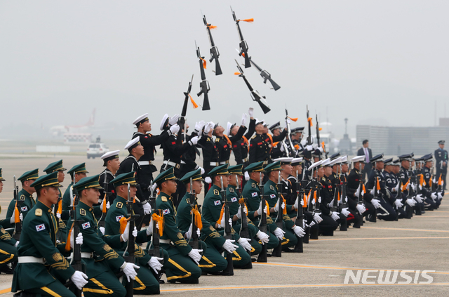 【대구=뉴시스】 박영태 기자 = 1일 대구 공군기지에서 열린 제71주년 국군의 날 기념식에 앞서 의장대가 의장 시범 연습을 하고 있다. 2019.10.01. since1999@newsis.com