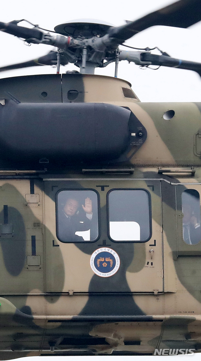 【대구=뉴시스】 박영태 기자 = 문재인 대통령이 1일 대구 공군기지에서 열린 제71주년 국군의 날 기념식에 육군 기동헬기 수리온을 타고 참석하고 있다. 2019.10.01. since1999@newsis.com