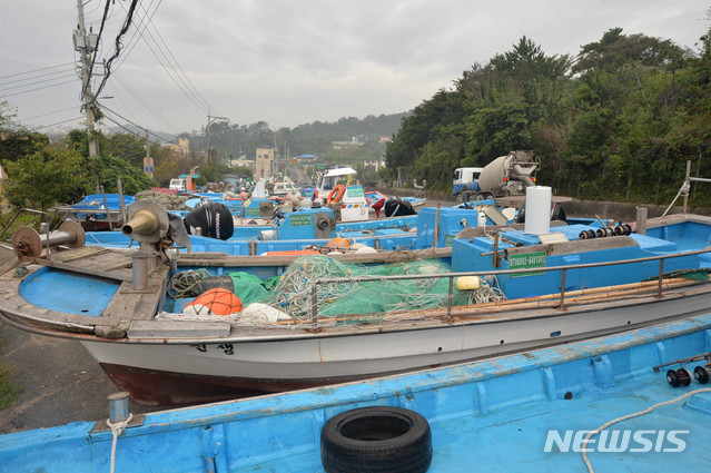 【울산=뉴시스】배병수 기자 = 제18호 태풍 '미탁'(MITAG)이 북상 중인 1일 오전 울산시 울주군 나사리항 어촌계 인근 도로에 소형 어선들이 줄지어 세워져 있다. 2019.10.01. bbs@newsis.com