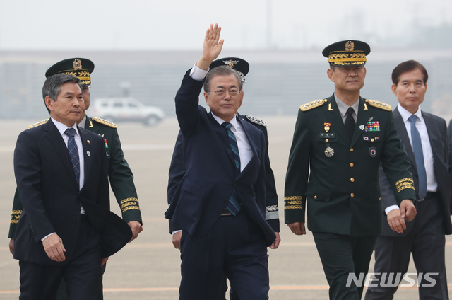 【대구=뉴시스】 박영태 기자 = 문재인 대통령이 1일 대구 공군기지에서 열린 제71주년 국군의 날 기념식에 참석하고 있다. 2019.10.01.&nbsp; since1999@newsis.com