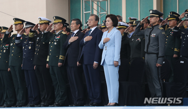 【대구=뉴시스】 박영태 기자 = 문재인 대통령이 1일 대구 공군기지에서 열린 제71주년 국군의 날 기념식에서 국기에 경례하고 있다. 2019.10.01.&nbsp; since1999@newsis.com