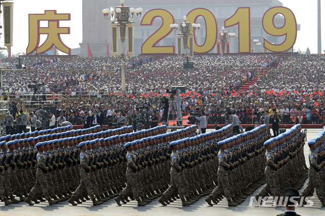【베이징=AP/뉴시스】1일(현지시간) 신중국 건국 70주년 기념일을 맞아 베이징 톈안먼광장에서 열병식 등 축하 행사가 열려 중국 의장대가 행진하고 있다. 2019.10.01.