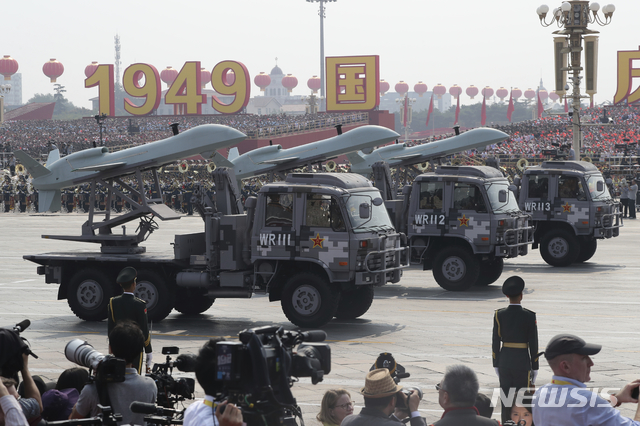 [베이징=AP/뉴시스] 중국 베이징 톈안먼광장에서 열린 신중국 70주년 열병식에 소형 드론들이 군 차량에 실려 선보이고 있다. 2024.10.01 