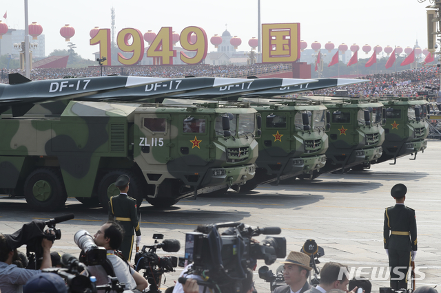 【베이징=AP/뉴시스】중국 베이징 톈안먼광장에서 1일 열린 신중국 70주년 열병식에 둥펑-17 초음속 탄도미사일이 군 차량에 실려 선보이고 있다. 2019.10.0