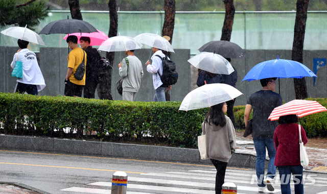 【광주=뉴시스】류형근 기자 = 제18호 태풍 '미탁(MITAG)'이 북상하면서 광주·전남지역에 많은 비가 내리고 있는 가운데 1일 오후 광주 동구 조선대학교에서 학생들이 우산을 쓴채 걷고 있다. 2019.10.01.&nbsp; hgryu77@newsis.com