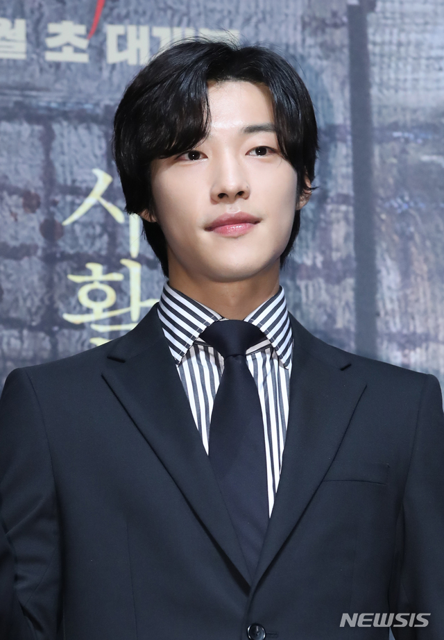 【서울=뉴시스】조수정 기자 = 배우 우도환이 1일 오전 서울 강남구 CGV압구정에서 열린 영화 '신의 한수 : 귀수편' 제작보고회에서 포즈를 취하고 있다. 2019.10.01.chocrystal@newsis.com