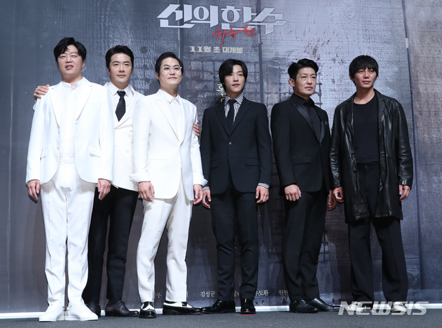 【서울=뉴시스】조수정 기자 = 1일 오전 서울 강남구 CGV압구정에서 열린 영화 '신의 한수 : 귀수편' 제작보고회에서 배우들이 포즈를 취하고 있다. 왼쪽부터 배우 김희원, 권상우, 김성균, 우도환, 허성태, 원현준. 2019.10.01.chocrystal@newsis.com